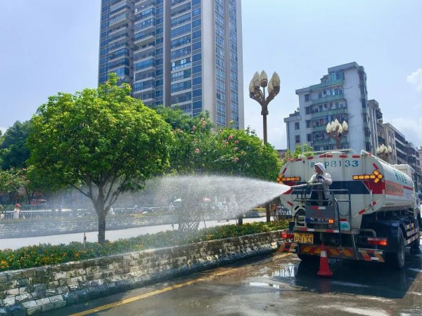 10倍杠杆配资 高温下的“护绿人”，用汗水守护城市绿意